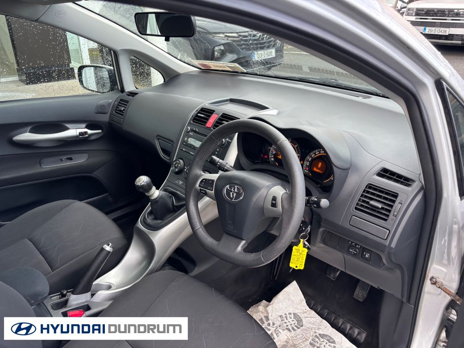 2012 Toyota Auris - image 5