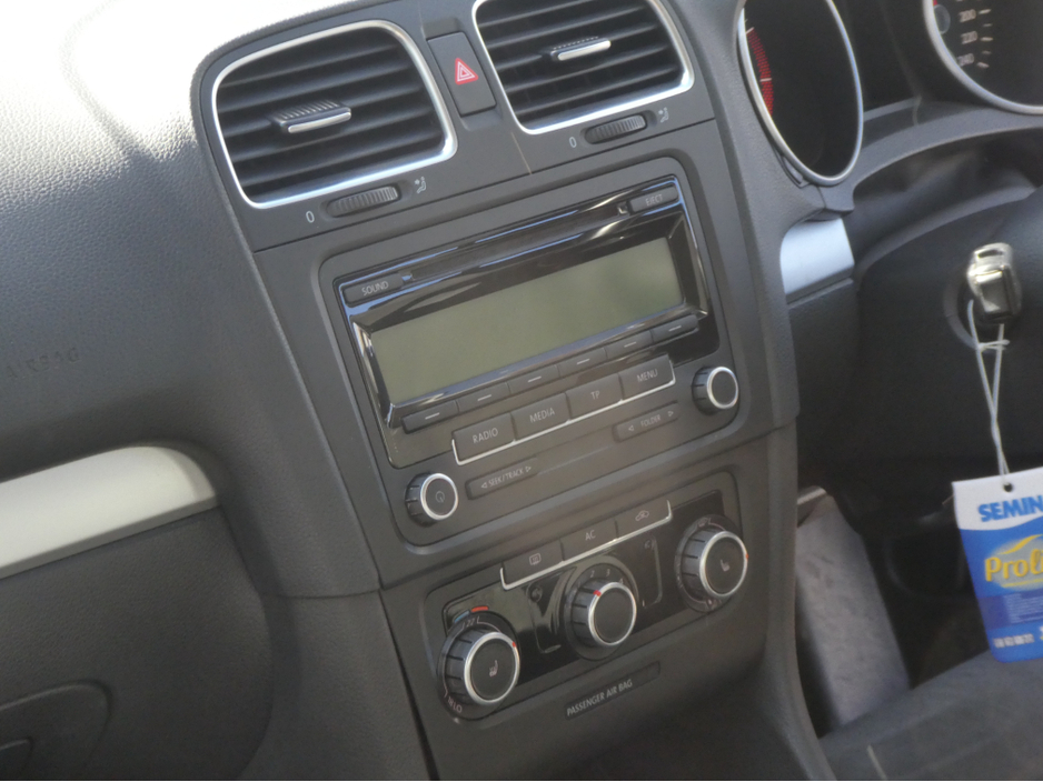 2010 Volkswagen Golf - image 7