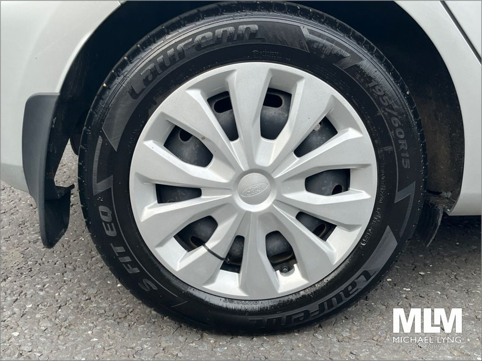 2022 Ford Fiesta - image 9