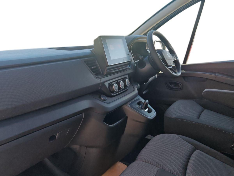 2026 Renault Trafic - image 3