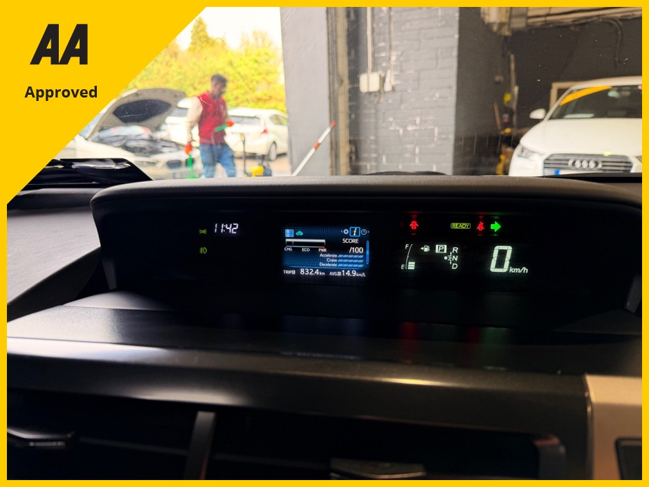 2016 Toyota Prius - image 24