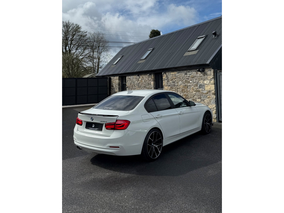 2017 BMW 3 Series - image 6