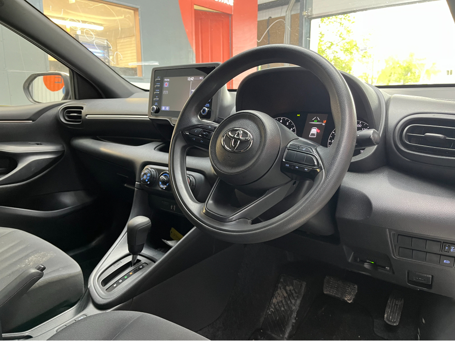 2021 Toyota Yaris - image 8