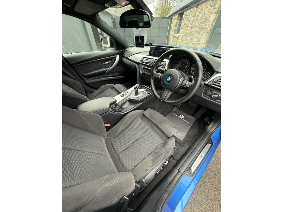 2013 BMW 3 Series - image 9