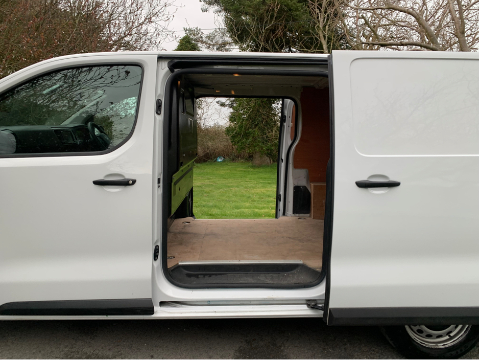 2022 Opel Vivaro - image 6