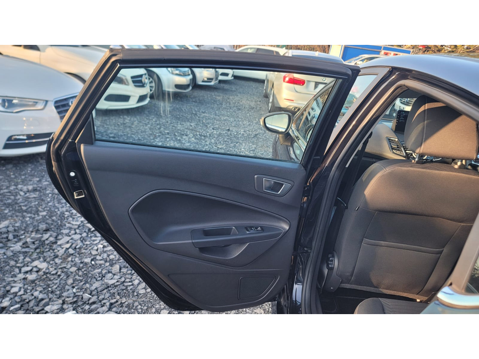 2015 Ford Fiesta - image 10