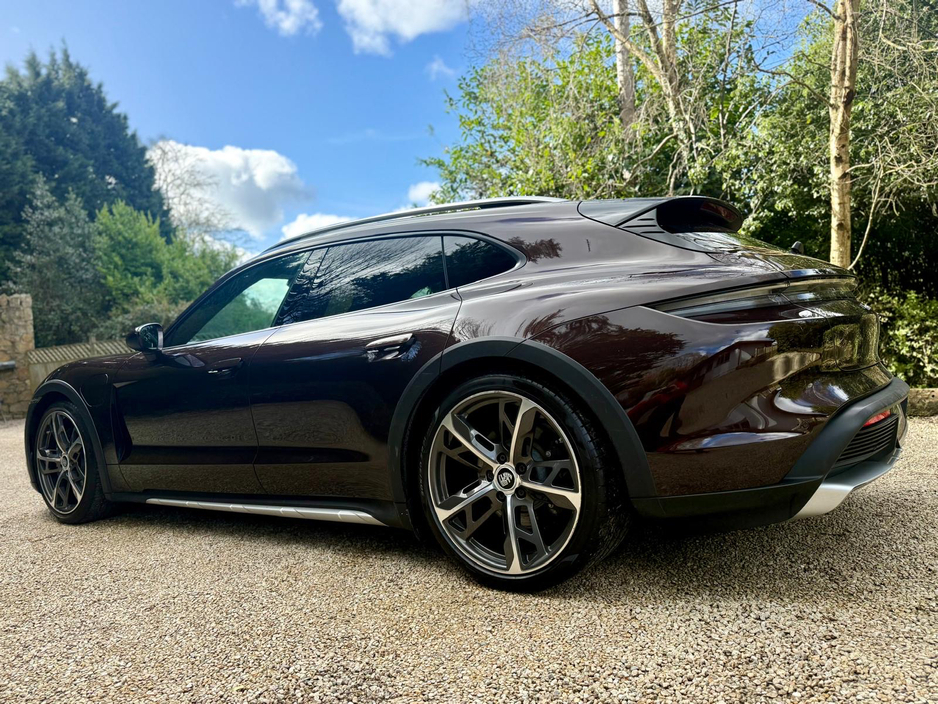 2022 Porsche Taycan - image 6