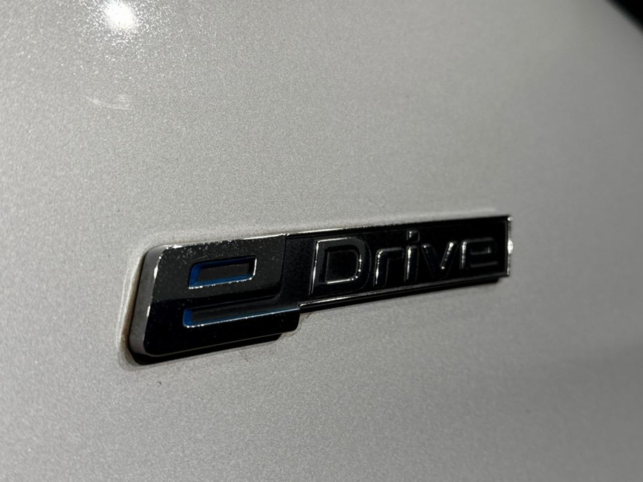 2016 BMW 3 Series - image 13