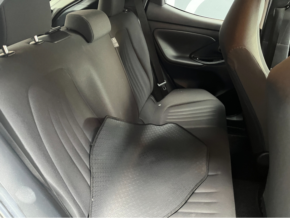 2021 Toyota Yaris - image 10