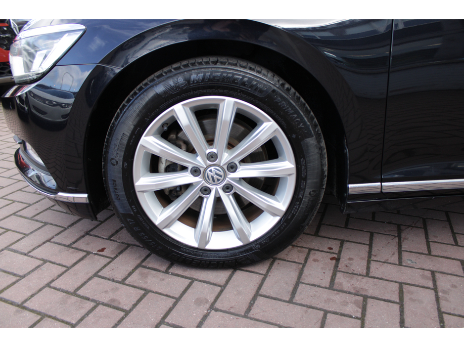 2018 Volkswagen Passat - image 24