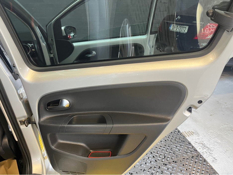 2015 Volkswagen up! - image 14