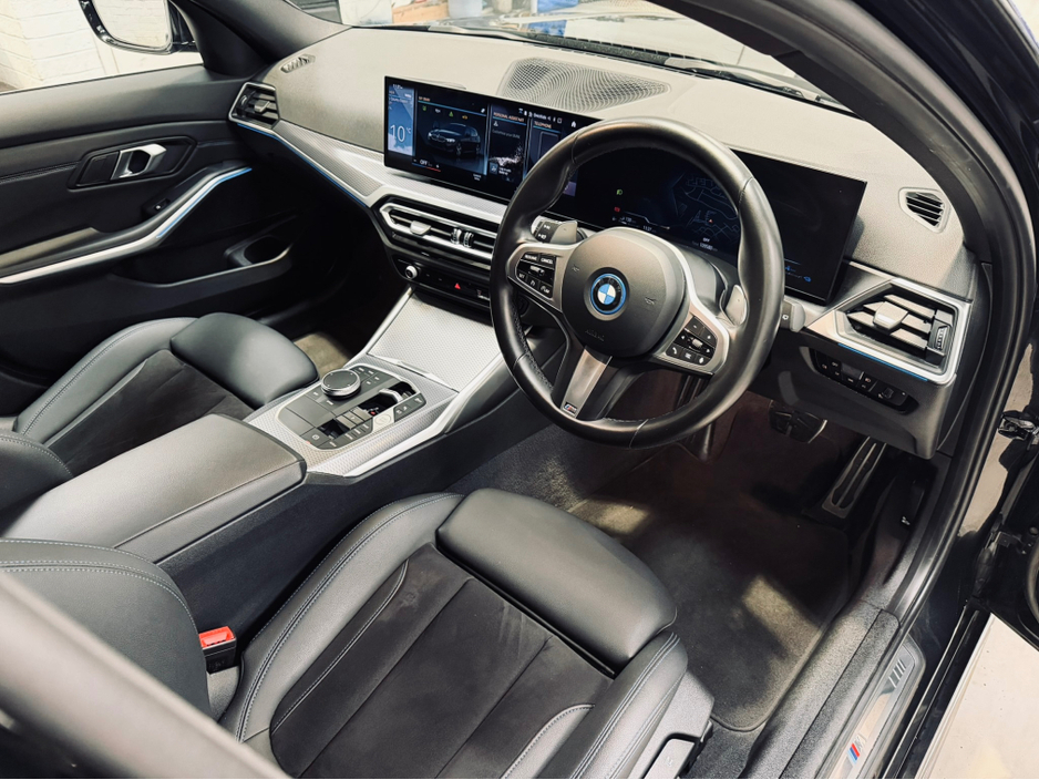 2023 BMW 3 Series - image 9