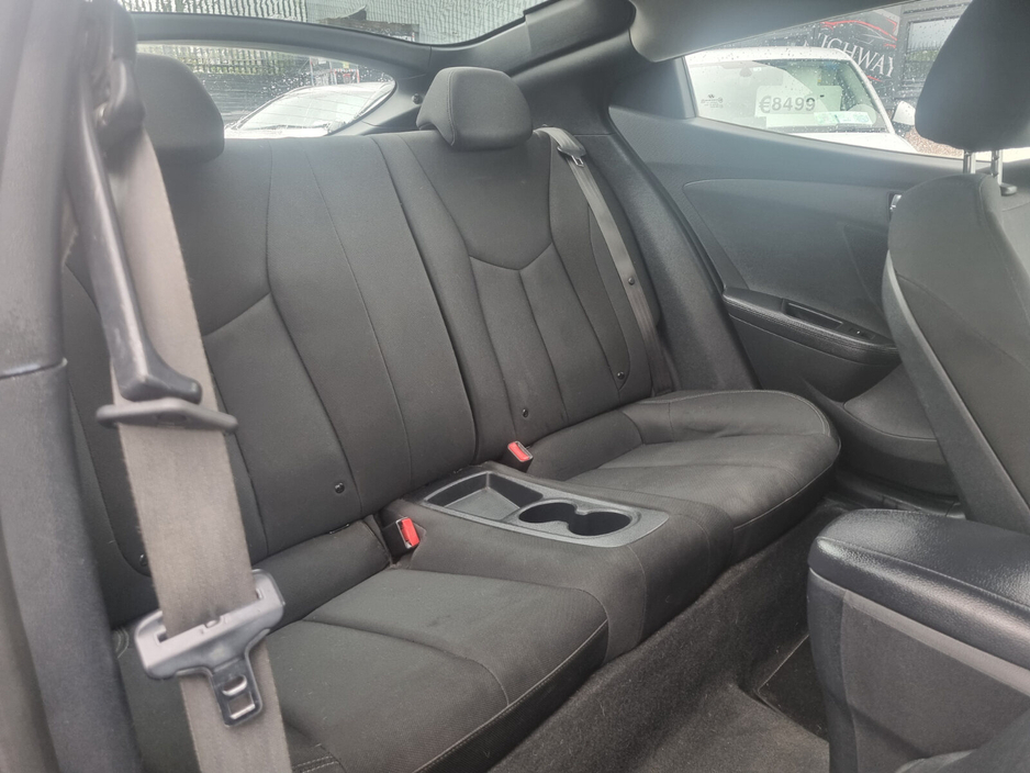 2013 Hyundai Veloster - image 10