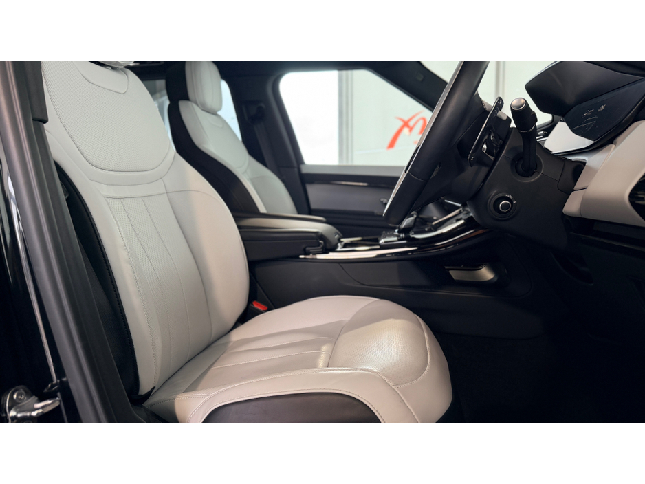2025 Land Rover Range Rover - image 5