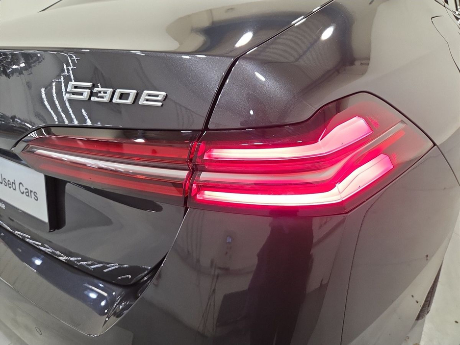 2025 BMW 5 Series - image 20