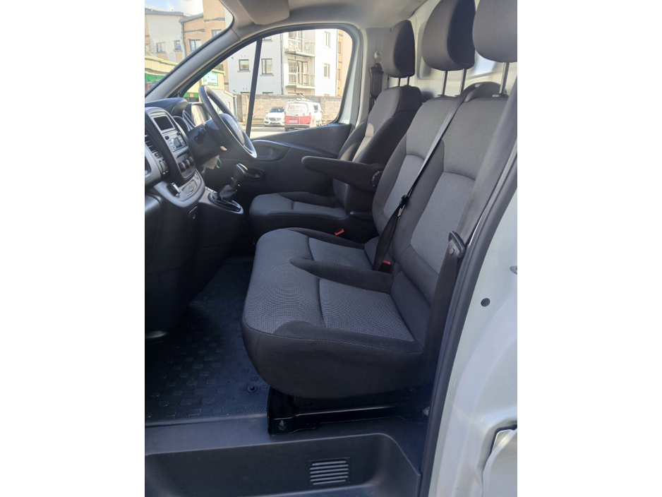 2020 Renault Trafic - image 14