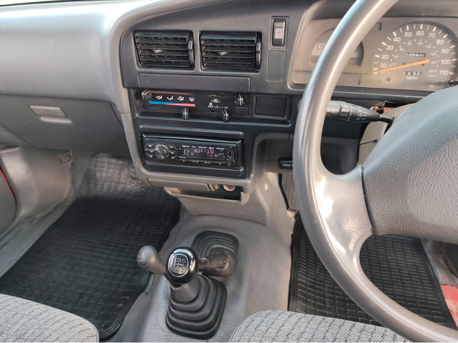 1996 Toyota Hilux - image 11
