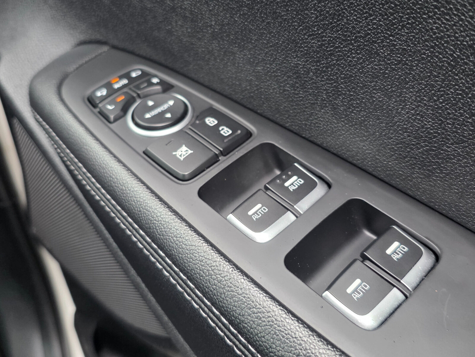 2016 Kia Sorento - image 13