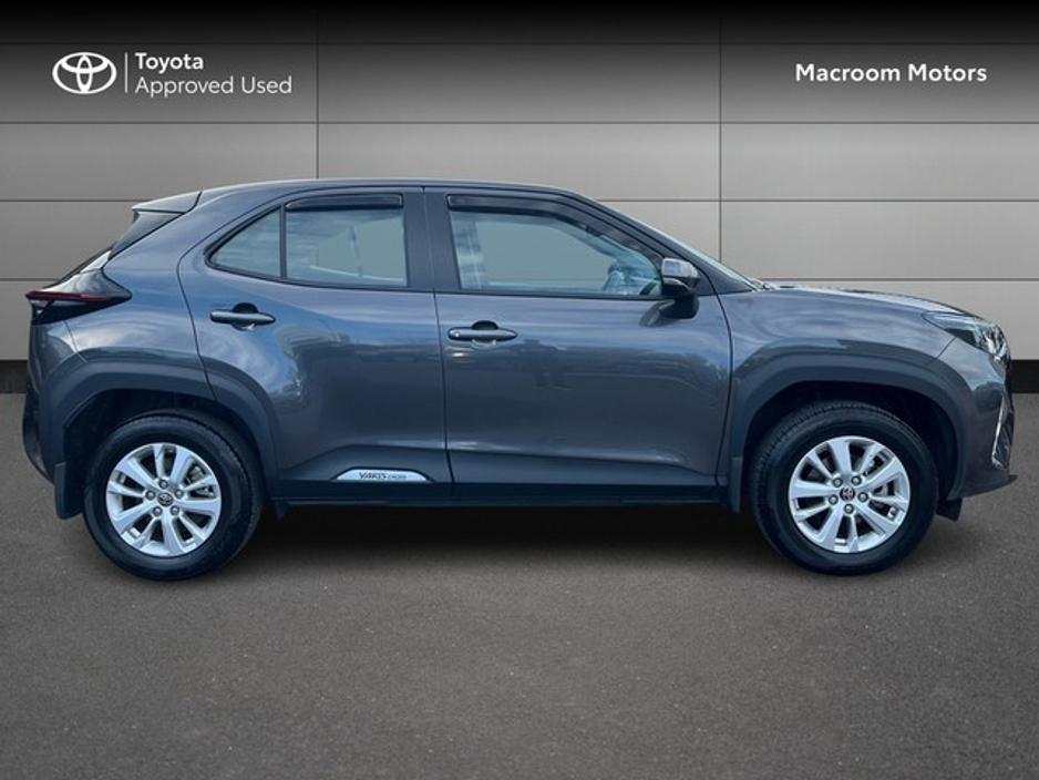 2024 Toyota Yaris Cross - image 3