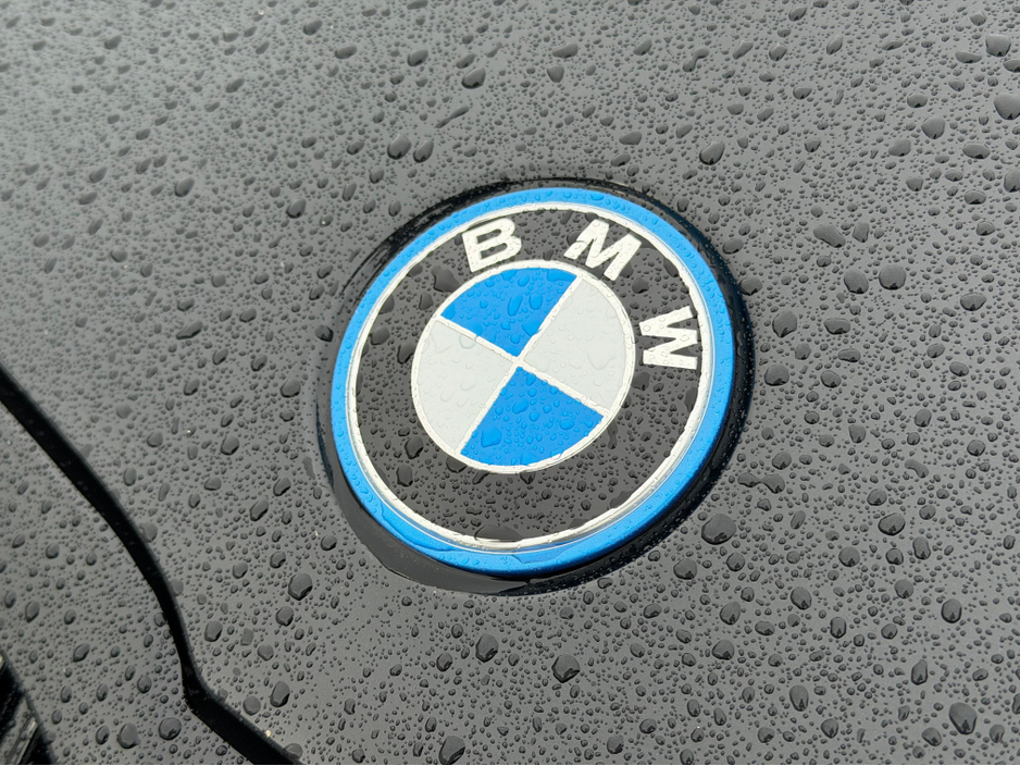 2022 BMW 3 Series - image 12