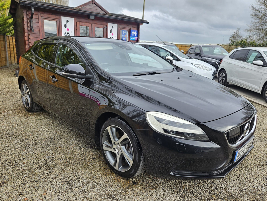 2016 Volvo V40 - image 3
