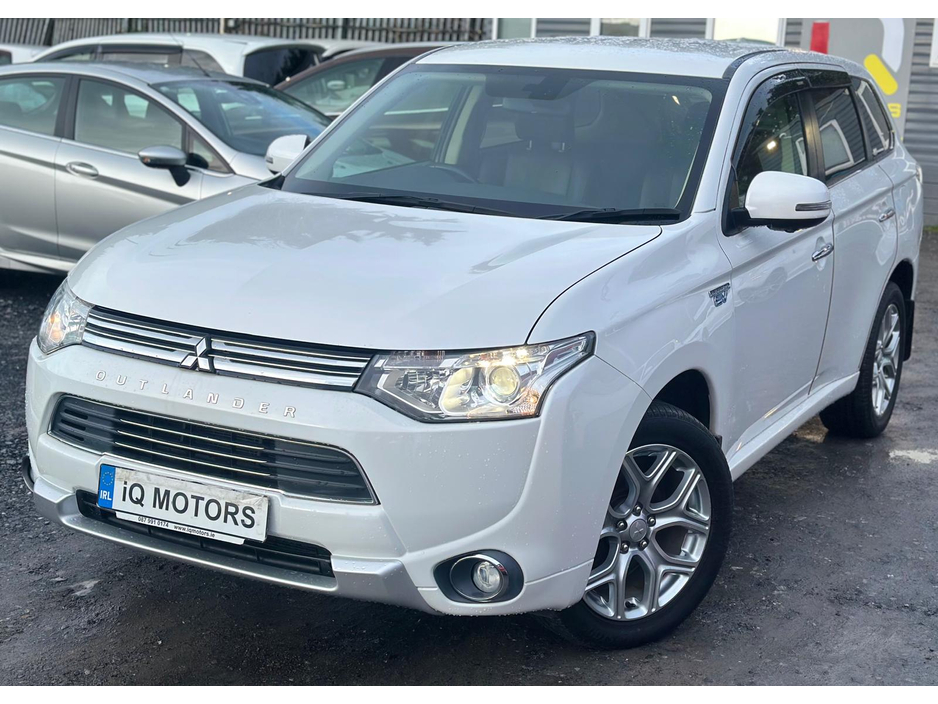 2014 Mitsubishi Outlander - image 3