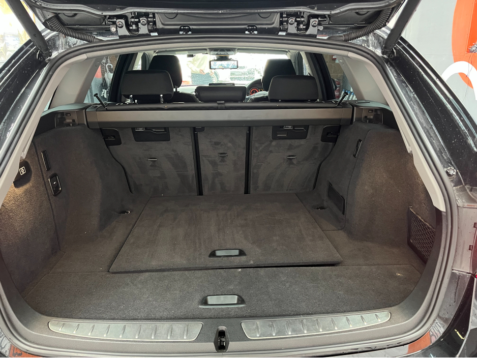 2016 BMW 3 Series - image 8