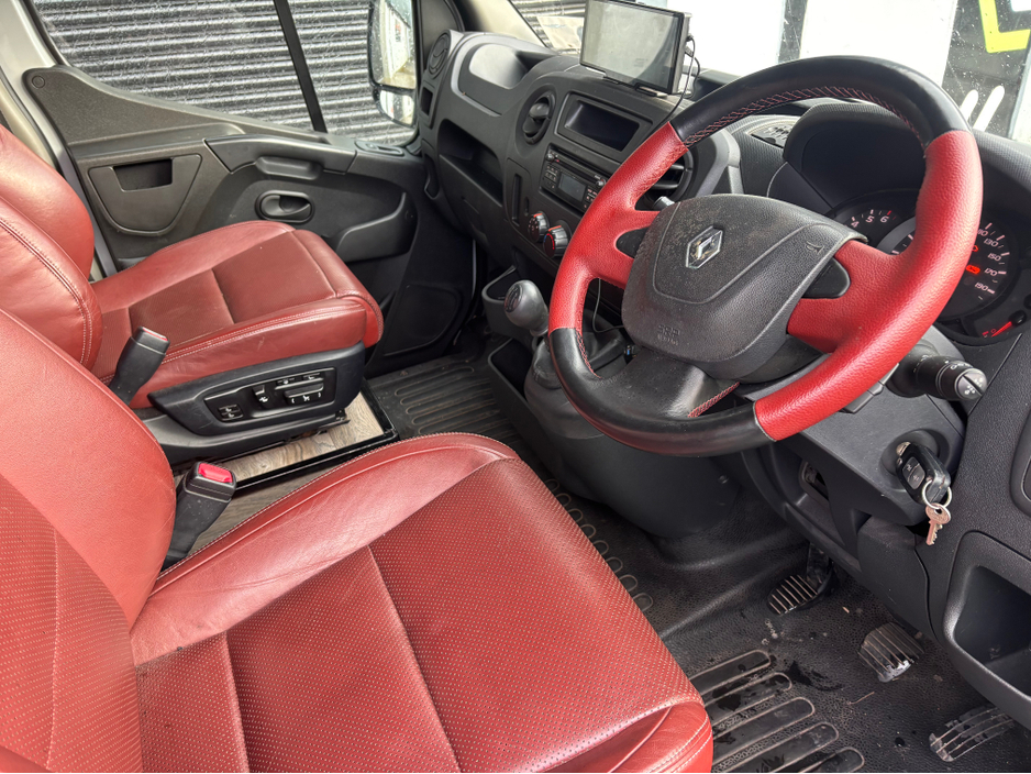 2019 Renault Master - image 2