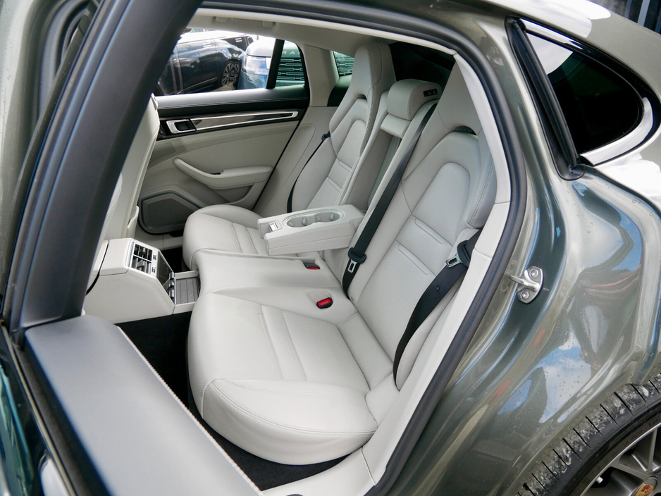 2023 Porsche Panamera - image 23