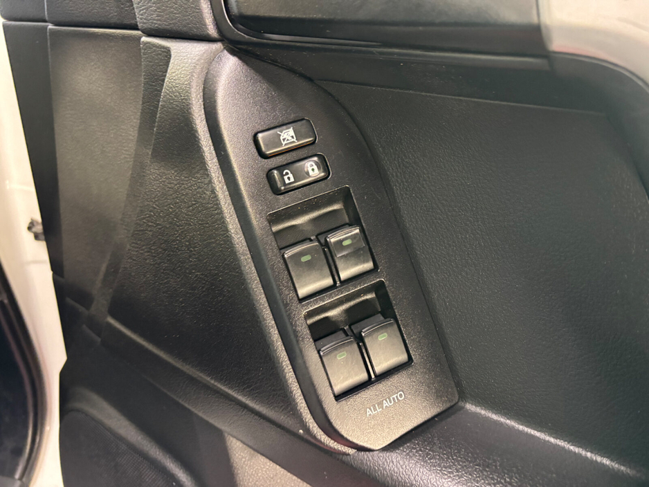 2014 Toyota Landcruiser - image 11