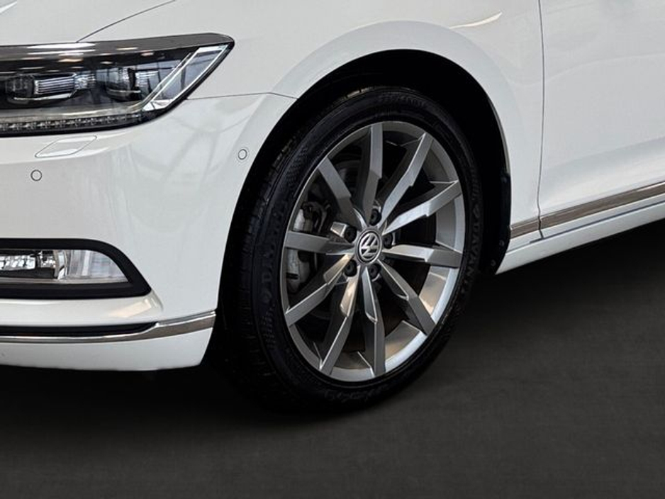 2019 Volkswagen Passat - image 10