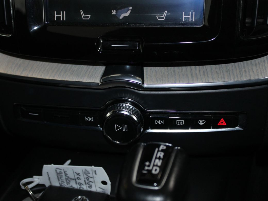 2019 Volvo XC60 - image 20