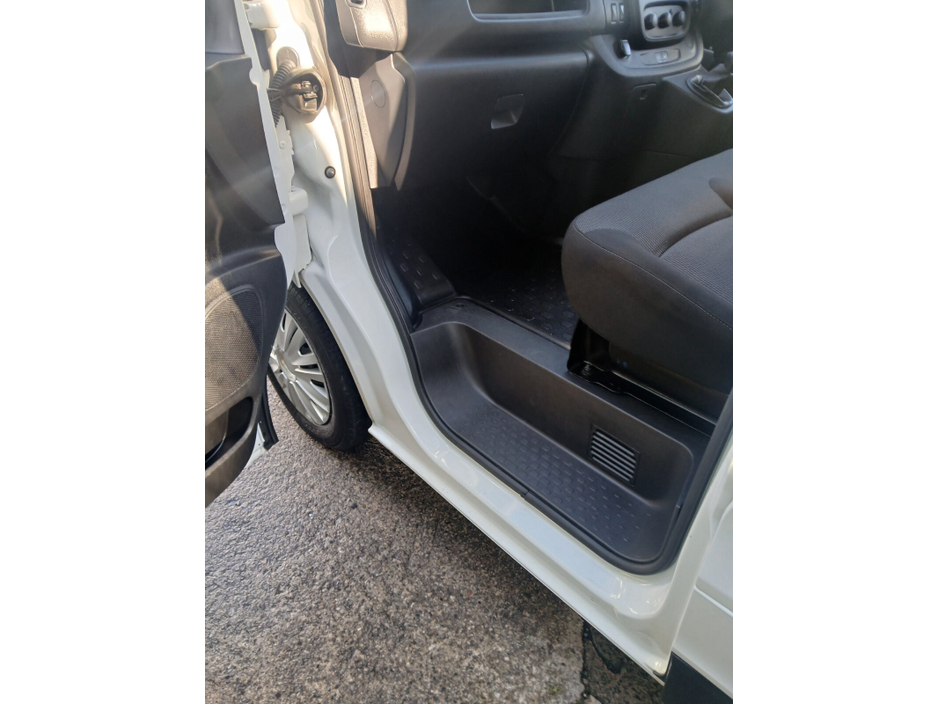 2020 Renault Trafic - image 16