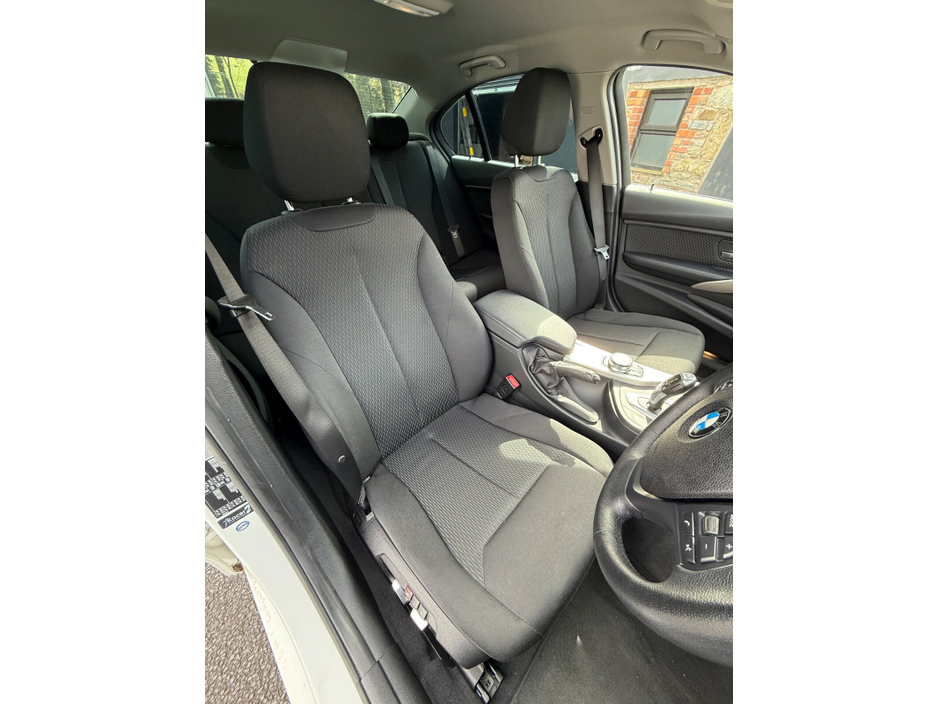 2017 BMW 3 Series - image 13