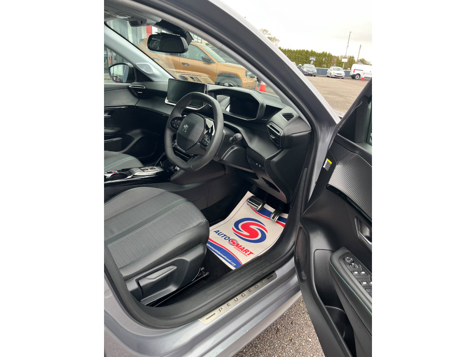 2023 Peugeot 208 - image 10