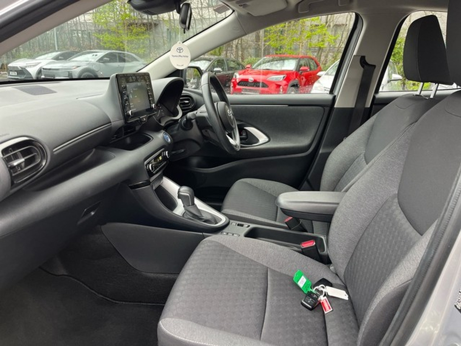 2021 Toyota Yaris - image 6