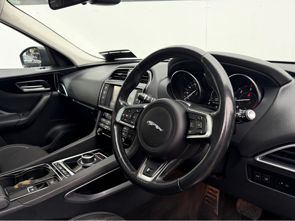 2016 Jaguar F-Pace 2.0 D AWD R-SPORT AUTO 5DR €15,950