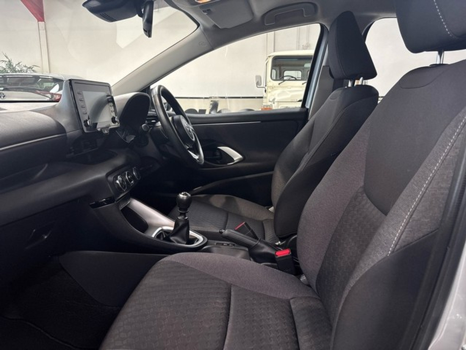 2024 Toyota Yaris - image 6