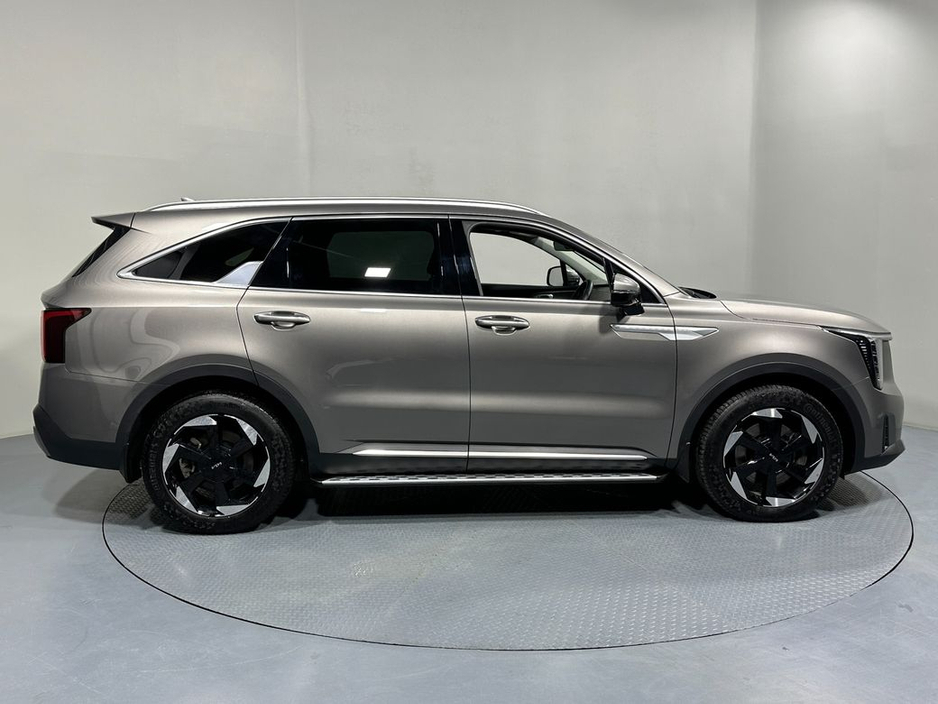 2025 Kia Sorento - image 8