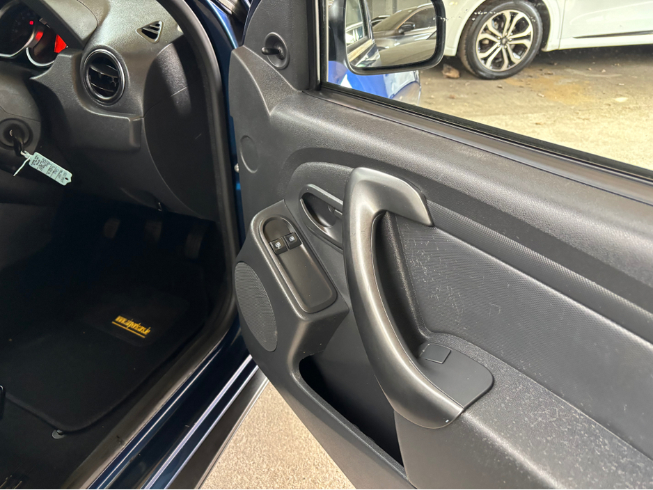 2018 Dacia Duster - image 4