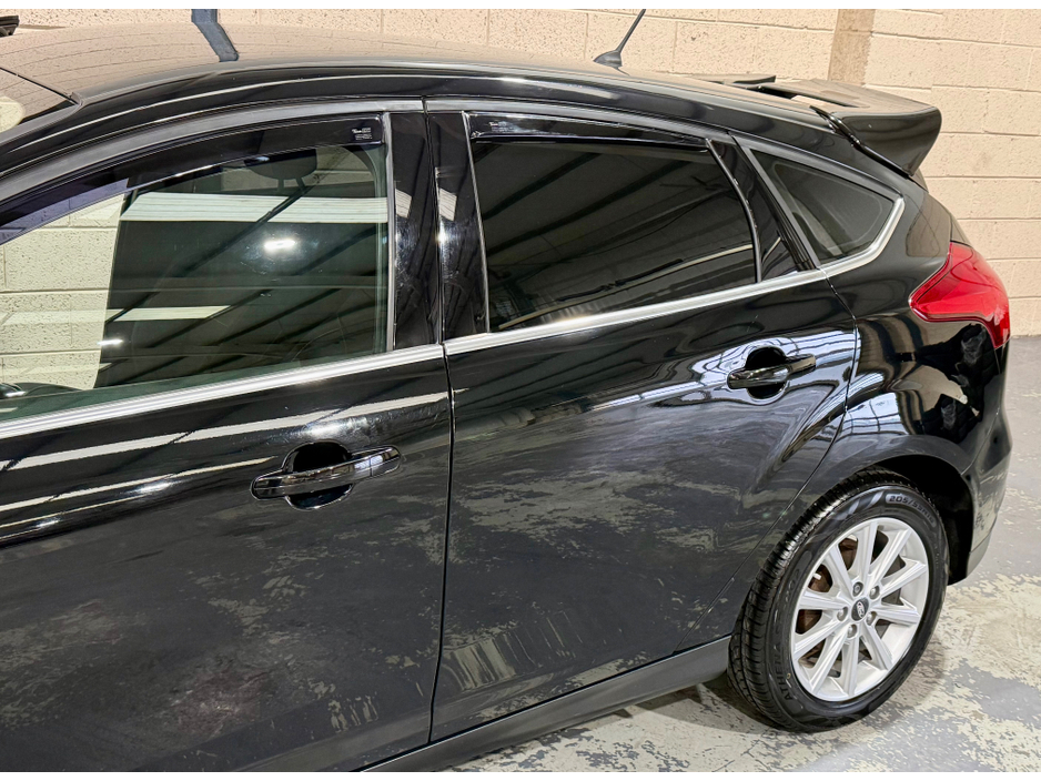 2016 Ford Focus - image 18