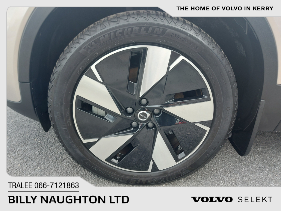 2024 Volvo XC40 - image 12