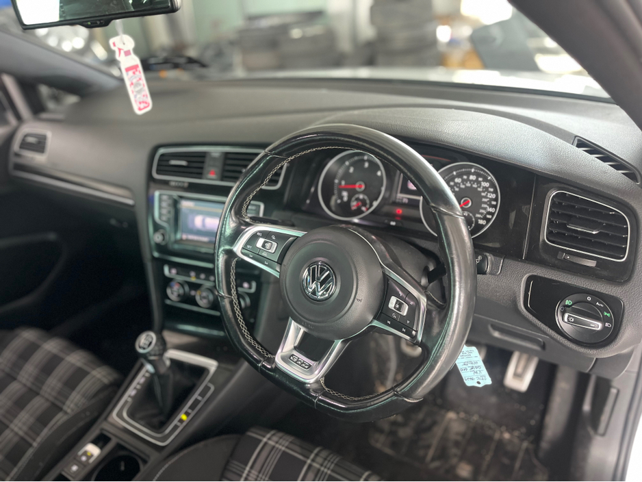 2015 Volkswagen Golf - image 11