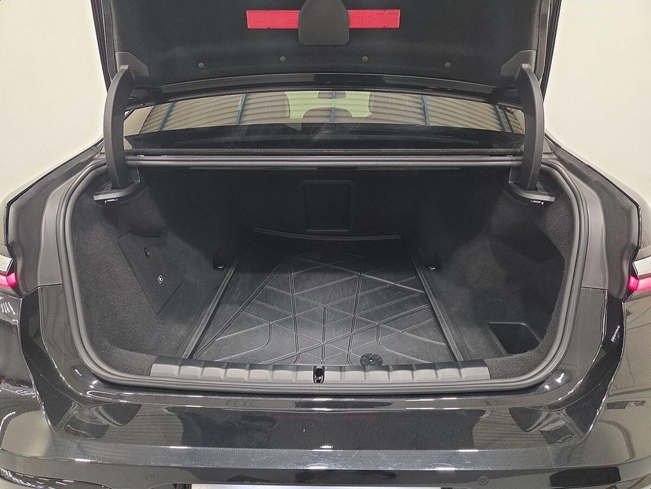 2024 BMW i7 - image 13