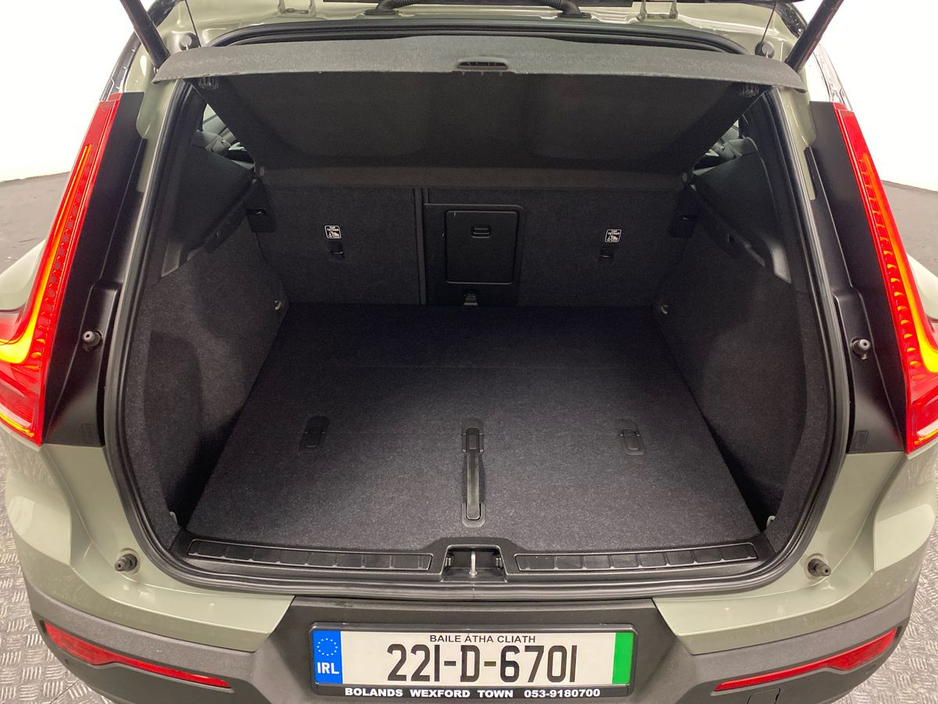 2022 Volvo XC40 - image 9