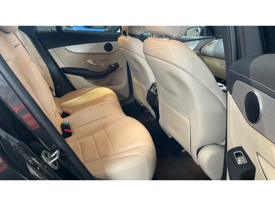 2021 Mercedes-Benz EQC - image 4