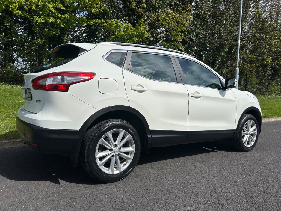 2016 Nissan Qashqai - image 2