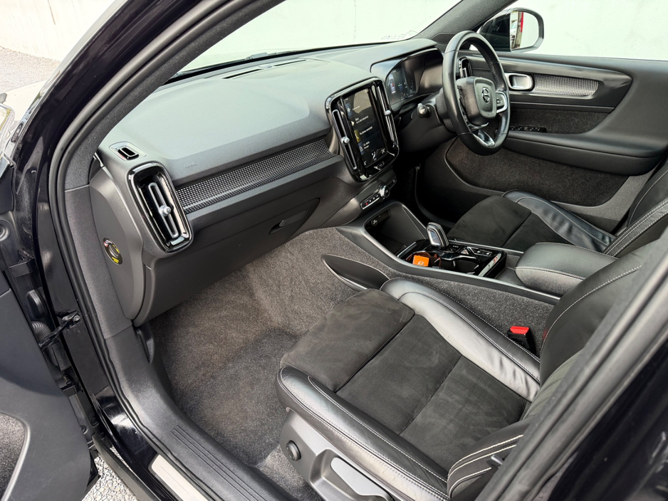 2022 Volvo XC40 - image 6
