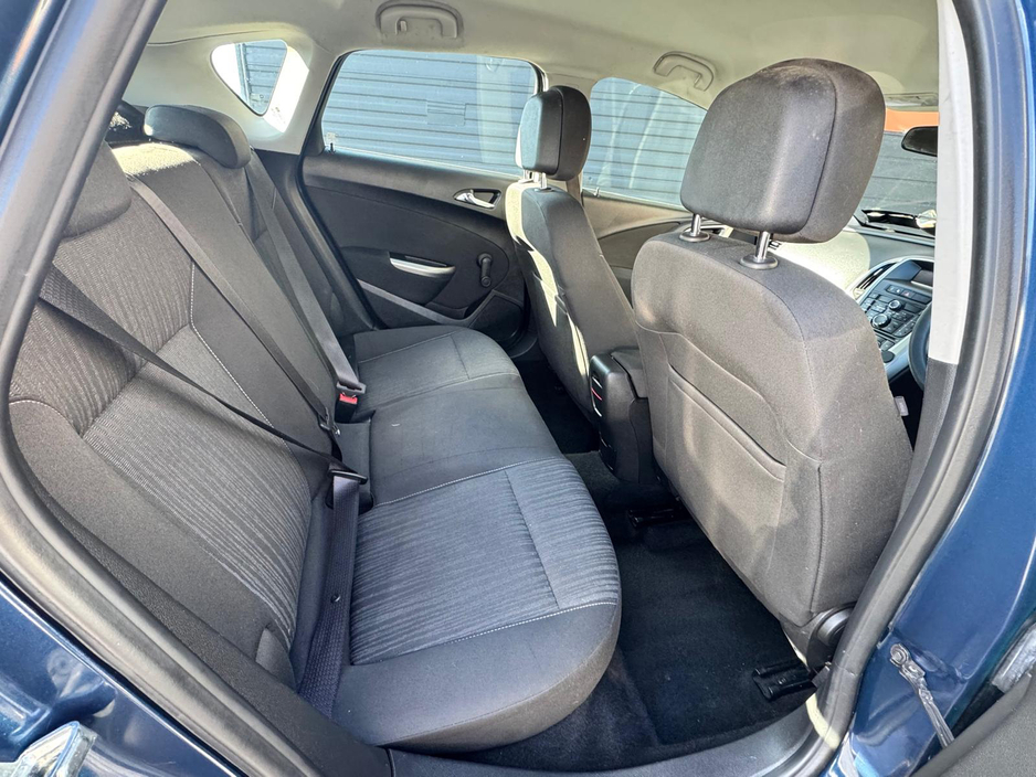 2011 Opel Astra - image 12