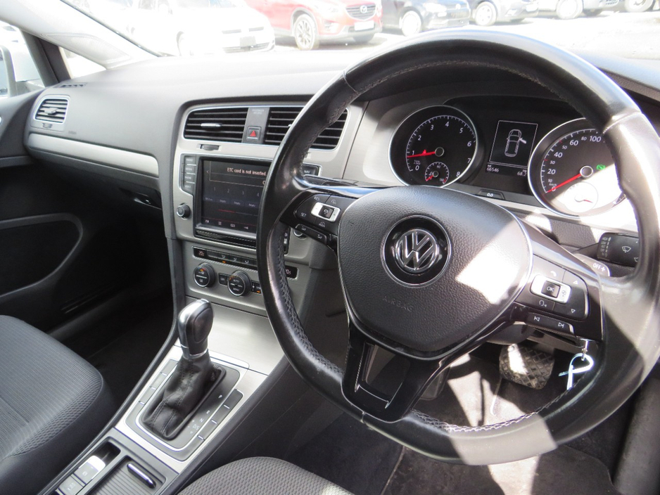 2015 Volkswagen Golf - image 2